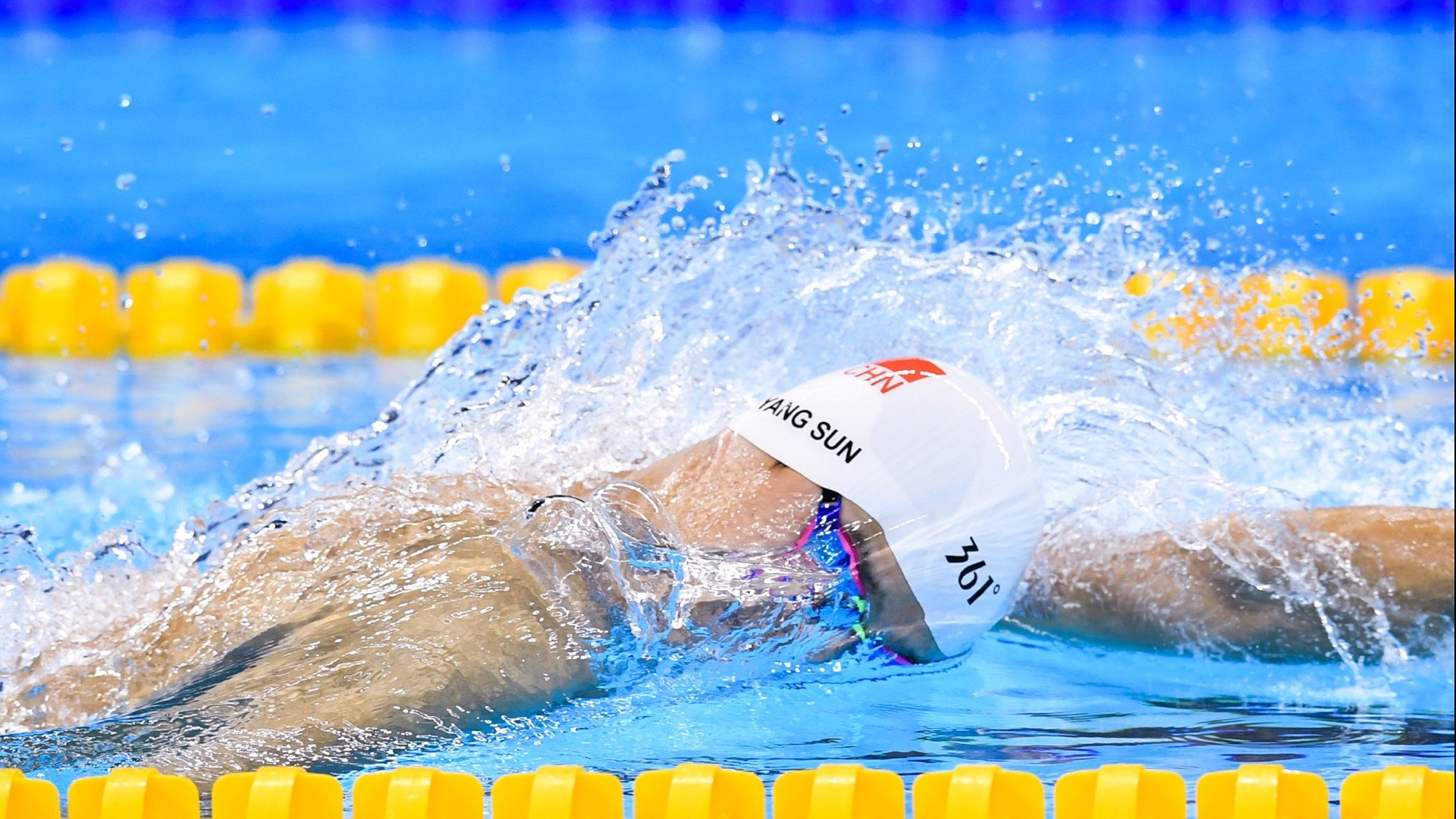 纳达尔鏖战五盘惊险晋级，法网男单八强再显红土之王本色